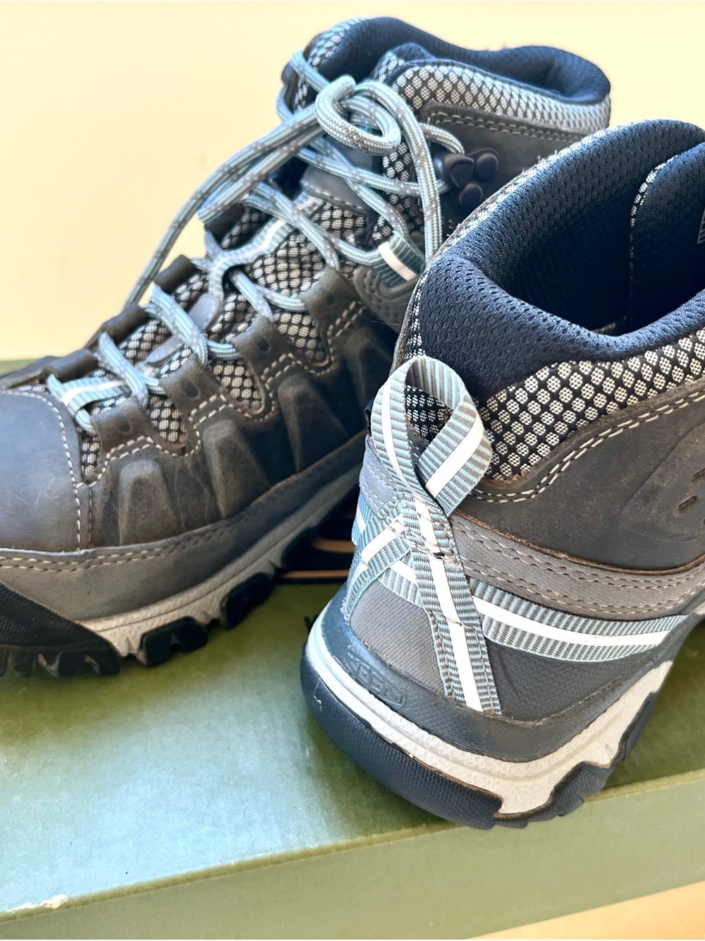 KEEN Targhee HIKING BOOTS Size 8 Worn Once